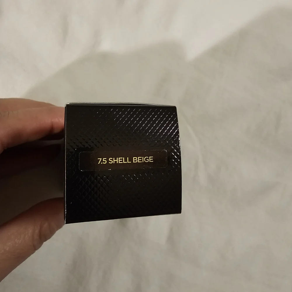 Tom Ford Traceless Foundation Stick in Shell Beige - Picture 4 of 6